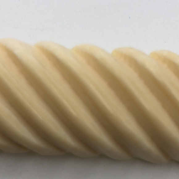 Elegant Vintage Carved Brooch - Picture 6 of 8